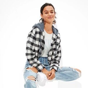 747 American Eagle Outfitters Cozy Cabin Cropped Hoodie Flannel black and white